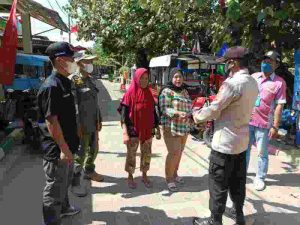 Cegah COVID-19, Polres Kep Seribu Bagikan 350 Masker dan Sampaikan Imbauan ProKes