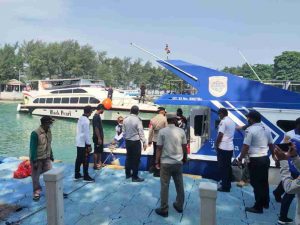 Polsek Kep Seribu Selatan Ketatkan ProKes dan Wajibkan 215 Wisatawan Tiba di Pulau Pari Scan PeduliLindungi