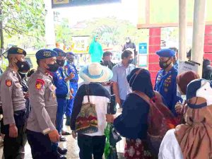 Di Dermaga Marina Ancol, Polres Kep Seribu Perketat ProKes dan Wajibkan 531 Penumpang Kapal ke Pulau Scan PeduliLindungi