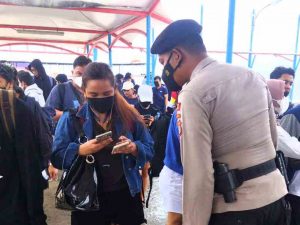 Terus Ketatkan ProKes, Polsek Kep Seribu Utara Wajibkan 702 Wisatawan Baru Tiba Jalani Scan PeduliLindungi di Dermaga Kedatangan