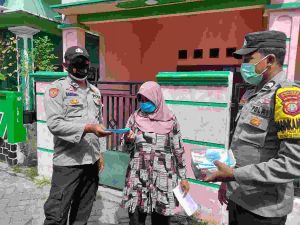 Saat Bagikan 400 Masker ke Warga, Polres Kep Seribu Sampaikan Imbauan Taat Prokes