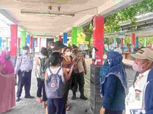 Terus Ketatkan ProKes, Polsek Kep Seribu Selatan Wajibkan 594 Wisatawan Baru Tiba Jalani Scan PeduliLindungi di 4 Dermaga Kedatangan