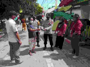 Cegah COVID-19, Polres Kep Seribu Terus Bagikan 400 Masker dan Sampaikan Imbauan ProKes ke Warga