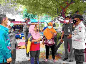 Saat Patroli Jalan Kaki, Polsek Kep Seribu Selatan Ajak Warga Taat ProKes
