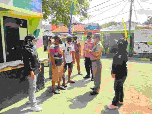 Pertahankan Zona Hijau COVID-19, Patroli Jalan Kaki Polsek Kep Seribu Selatan Ajak Warga Taat ProKes