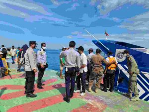 Polsek Kep Seribu Utara Gelar Pengawasan ProKes di 4 Dermaga Kedatangan dan Wajibkan 194 Wisatawan Scan PeduliLindungi