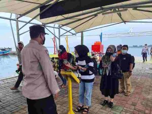 Polsek Kep Seribu Utara Gelar Pengawasan ProKes di Pulau Pramuka dan Wajibkan 74 Wisatawan Scan PeduliLindungi