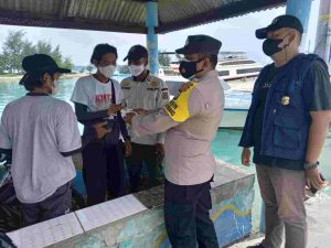Bagikan 350 Masker ke Warga, Polres Kep Seribu Terus Sampaikan Imbauan Taat Prokes