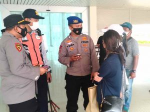 Cegah Masuk COVID-19, Polres Kep Seribu Wajibkan 423 Penumpang Kapal ke Pulau Scan PeduliLindungi di Pelabuhan Kaliadem