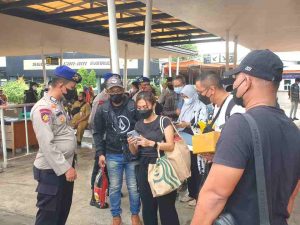 Polres Kep Seribu Ketatkan Pengawasan ProKes di Dermaga Marina Ancol dan Wajibkan 105 Penumpang Kapal ke Pulau Jalani Scan PeduliLindungi