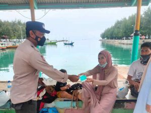 Bagikan 400 Masker ke Warga, Polres Kep Seribu Terus Sampaikan Imbauan Taat Prokes
