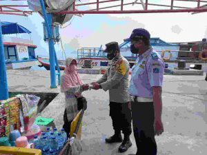 Cegah COVID-19, Hari ini Polres Kep Seribu Bagikan 350 Masker dan Sampaikan Imbauan ProKes ke Warga