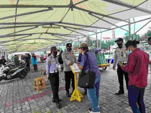 Polsek Kep Seribu Utara Giatkan Pengawasan ProKes di Dermaga Pulau Pramuka Wajibkan 60 Wisatawan Scan PeduliLindungi