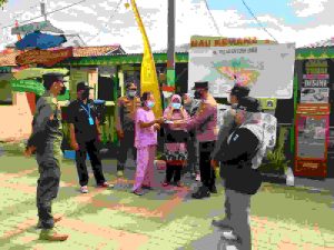 Bagikan 350 Masker ke Warga, Polres Kep Seribu Terus Sampaikan Imbauan Taat Prokes