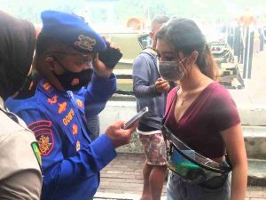 Polres Kep Seribu Gelar Pengawasan ProKes di Dermaga Marina Ancol dan Wajibkan 172 Penumpang Kapal ke Pulau Jalani Scan PeduliLindungi