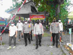 Ajak Warga Taat ProKes, Sembari Patroli Personel Polsek Kep Seribu Selatan Sampaikan Imbauan