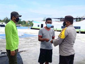 Bagikan 400 Masker ke Warga, Polres Kep Seribu Terus Sampaikan Imbauan Taat Prokes
