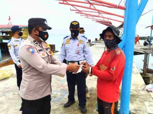 Bagikan 350 Masker ke Warga, Polres Kep Seribu Terus Sampaikan Imbauan Taat Prokes
