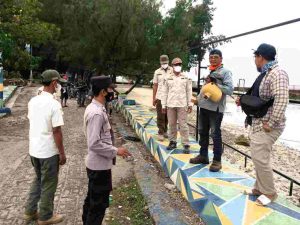 Bersama Tiga Pilar, Polsek Kep Seribu Selatan Gencarkan Imbauan ProKes ke Warga
