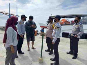 Polsek Kep Seribu Utara Gelar Pengawasan ProKes di 4 Dermaga Kedatangan dan Wajibkan 163 Wisatawan Scan PeduliLindungi