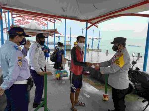 Cegah COVID-19, Hari ini Polres Kep Dd Bagikan 400 Masker dan Sampaikan Imbauan ProKes ke Warga