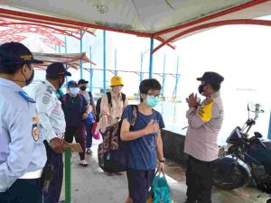 Antisipasi Arus Balik Wisatawan, Polsek Kep Seribu Utara Tempatkan Personel di Dermaga Pulau Harapan dan Wajibkan 453 Wisatawan Scan Chek Out PeduliLindungi