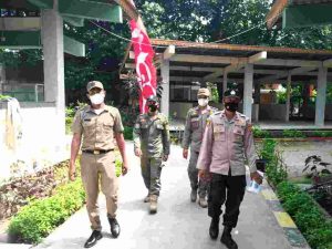 Secara Door to Door, Polsek Kep Seribu Selatan Terus Imbau Warga Taat ProKes