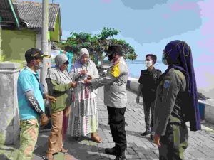 Cegah COVID-19, Hari ini Polres Kep Seribu Bagikan 400 Masker dan Sampaikan Imbauan ProKes ke Warga