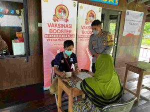 Polsek Kep Seribu Utara Gelar Vaksinasi Booster Bhayangkara Ke-76 di Pulau Kelapa Suntik Puluhan Warga