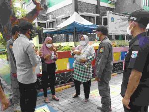 Terus Sampaikan Imbauan Taat ProKes, Polsek Kep Seribu Selatan Giatkan Patroli Door to Door