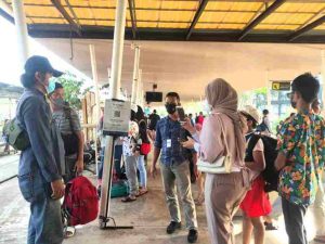 Polres Kep Seribu Gelar Pengawasan ProKes di Dermaga Marina Ancol dan Wajibkan 163 Penumpang Kapal ke Pulau Jalani Scan PeduliLindungi