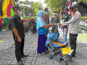 Terus Sampaikan Imbauan ProKes, Polres Kep Seribu Bagikan 350 Masker ke Warga