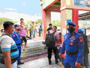Polres Kep Seribu Gelar Pengawasan ProKes di Dermaga Marina Ancol dan Wajibkan 214 Penumpang Kapal ke Pulau Jalani