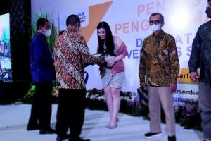 Hanya 1 Alumni yang Terpilih Mewakili Fakultas Teknik, Anita Feng, ST, MM Menerima Penghargaan Alumni Berprestasi di Acara Dies Natalis ke – 46 Universitas Sebelas Maret