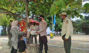 Cegah Sebaran COVID-19, Polres Kep Seribu Bagikan 400 Masker dan Sampaikan Imbauan ProKes ke Warga