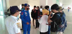 Cegah Sebaran COVID-19, Polres Kep Seribu Bagikan 400 Masker dan Sampaikan Imbauan ProKes ke Warga