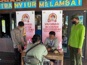 Polsek Kep Seribu Utara Gelar Vaksinasi Booster Bhayangkara Ke-76 di Pulau Kelapa Suntik Puluhan Warga