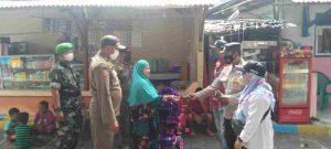 Cegah COVID-19, Hari ini Polres Kep Seribu Bagikan 350 Masker dan Sampaikan Imbauan ProKes ke Warga