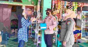 Cegah Sebaran COVID-19, Polres Kep Seribu Bagikan 450 Masker dan Sampaikan Imbauan ProKes ke Warga