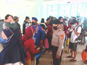Polres Kep Seribu Giatkan Pengawasan ProKes 2.109 Penumpang Kapal ke Pulau di Pelabuhan Kaliadem