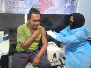 Puluhan Warga Antusias Jalani Suntik di Gerai Vaksinasi Booster Bhayangkara Ke-76 Polres Kep Seribu