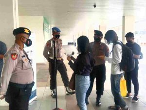 Polres Kep Seribu Gelar Pengawasan ProKes dan Wajibkan 556 Penumpang Kapal ke Pulau Scan PeduliLindungi di Pelabuhan Kaliadem