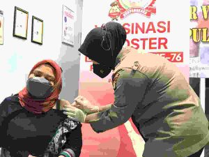 Warga Antusias Datangi Gerai Vaksinasi Booster Bhayangkara Ke-76 Polres Kep Seribu
