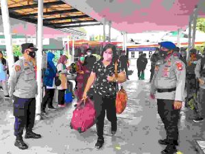 Polres Kep Seribu Terus Giatkan Pengawasan ProKes di Dermaga Marina Ancol dan Wajibkan 284 Penumpang ke Pulau Scan PeduliLindungi
