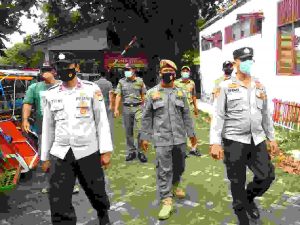 Gelar Patroli Pengawasan, Polsek Kep Seribu Selatan Terus Sampaikan Imbauan Taat ProKes ke Warga