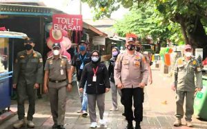 Saat Pelaksanaan Patroli Pengawasan, Secara Door to Door Polsek Kep Seribu Selatan Sampaikan Imbauan Taat