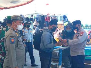 Polsek Kep Seribu Utara Ketatkan Pengawasan ProKes di 4 Dermaga Pulau Permukiman dan Wajibkan 253 Penumpang Tiba Scan PeduliLindungi