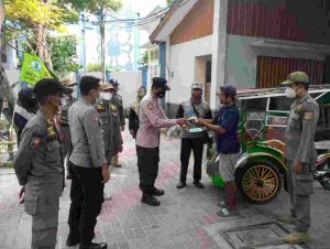 Cegah COVID-19, Hari ini Polres Kep Seribu Bagikan 350 Masker dan Sampaikan Imbauan ProKes ke Warga