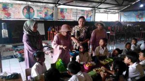 Kunjungi Sekolah Darurat Kartini, Ketua Persit KCK Cabang XVI Kodim 0502/JU Ny. Ollen Frega Wenas Membagikan Sembako dan Santunan kepada Para Siswa