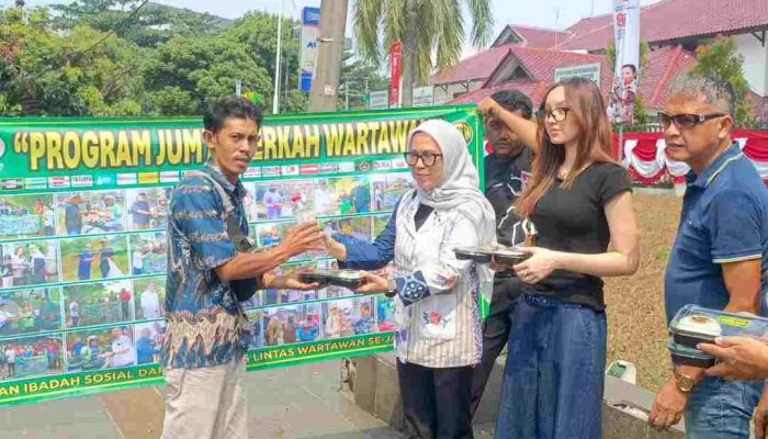 Kolaborasi PJBW dan BPN Bogor 1: Alissia Borriello – Akbar Bhakti Bagikan 100 Nasi Boks ke Warga Cibinong